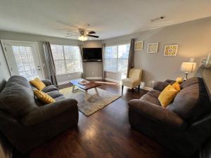 2BR Condo with Amenities - Near The Strip - FREE TICKETS INCLUDED - MB10-2