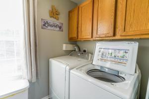 3BR Near the Strip - Outdoor Pool - FREE ATTRACTION TICKETS - Stairs Required (VIN2954-6)