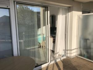 Appartements Studio au calme avec piscine, face golf, parking gratuit, tout a pied a 10mn centre ville : photos des chambres