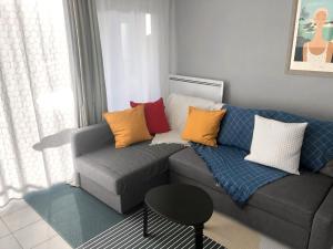 Appartements Studio au calme avec piscine, face golf, parking gratuit, tout a pied a 10mn centre ville : photos des chambres