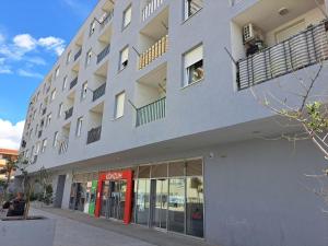 Mariposa, apartment with balcony, private parking in the garage, Near the biggest shopping center Mall of Split