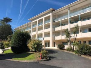 Appartements Studio au calme avec piscine, face golf, parking gratuit, tout a pied a 10mn centre ville : photos des chambres