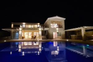Seafront 5 Bedroom Villa Paradise in Sea Caves