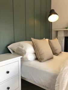 Deluxe Huge Detached House with Parking, sleeps up to 30 people, 2m from Liverpool City Centre