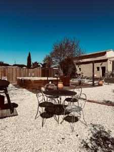 Maisons de vacances L Atelier gite 3 etoiles avec piscine Le Jas des Oliviers : photos des chambres