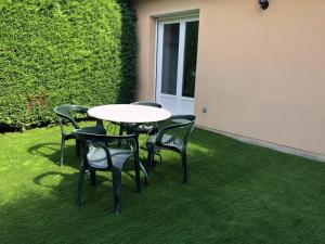 Maisons de vacances LES IRIS 1 T2 45m2 a 300m des thermes : Maison 1 Chambre