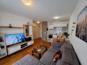 Mariposa, apartment with balcony, private parking in the garage, Near the biggest shopping center Mall of Split