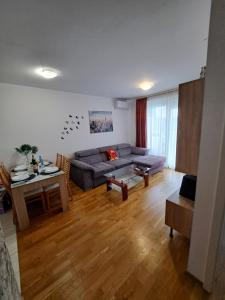 Mariposa, apartment with balcony, private parking in the garage, Near the biggest shopping center Mall of Split