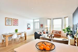 Stunning 2 Bed Apartment Sea Views and Parking