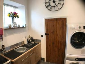 Charming 1 Bed Peak District Cottage Barn - Alton Towers, Christmas Markets, Polar Bears, Chatsworth