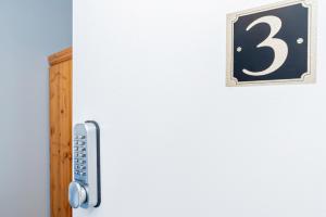 Shirley House 4, Guest House, Fully Equipped Kitchen with Fridge, Washer, Dryer, Self Catering, Self Check in, Great for Contractors, 5 min to BAT, 20 min to Fawley Refinery, close to Southampton Central, Ideal for Longer Stays