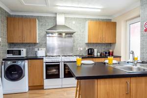 Shirley House 4, Guest House, Fully Equipped Kitchen with Fridge, Washer, Dryer, Self Catering, Self Check in, Great for Contractors, 5 min to BAT, 20 min to Fawley Refinery, close to Southampton Central, Ideal for Longer Stays