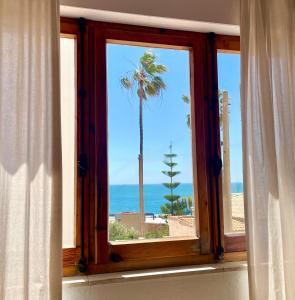 GATU Villa Cielo y Mar junto la playa, terraza , wifi y vista al mar ," Preferente mayores de 25 años y familias "