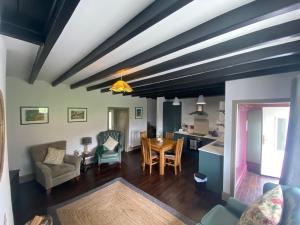 2 Bed Village Cottage With Free Parking For Work Stays & Holiday Breaks