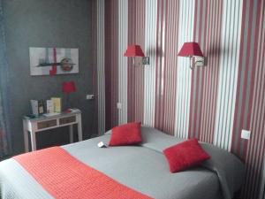 Hotels Hotel - Restaurant Saint Jacques : photos des chambres