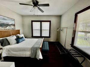Mrs. Hughes Cottage - 2 bedroom House w parking