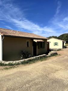 Maisons de vacances Maison au calme avec piscine et climatisation : photos des chambres