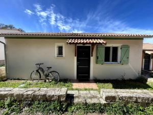 Maisons de vacances Maison au calme avec piscine et climatisation : photos des chambres