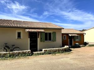 Maisons de vacances Maison au calme avec piscine et climatisation : photos des chambres