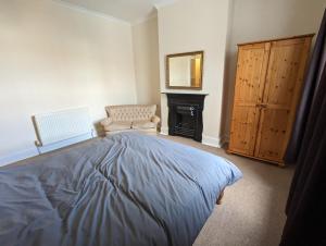 5BR townhouse Arnos Court Villa Bristol w parking