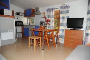 Mobil Home + dépendance dans jolie parc privé