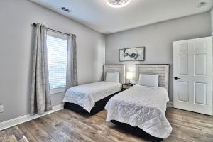 Pet-Friendly Luxury 3BR with Pool Sleeps 8 Near Beach