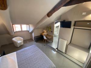 Studio Attic room in Artua'&Solferino-Mezza Pensione-Parcheggio