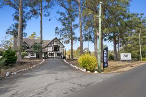 The Fox and Hounds Historic Hotel