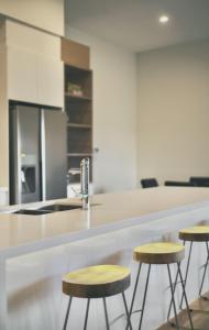 Pinecone Lodge - Luxury 4BR Home l EV Charger l Fire Pit l WiFi l BBQ l 4 Car Garage