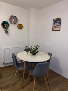 Superbe appartement au calme avec parking gratuit.