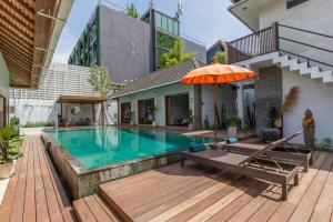 5 bedrooms villa 400m Berawa beach 12m Pool !