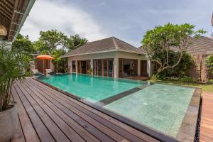 5 bedrooms villa 400m Berawa beach 12m Pool !