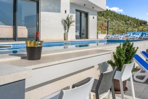 NEW Luxury Villa Sagnia, 4 en-suite bedrooms, sea views
