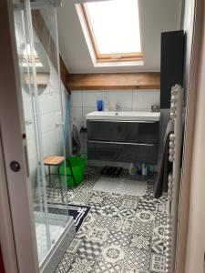 Chambre meublée dans une maison