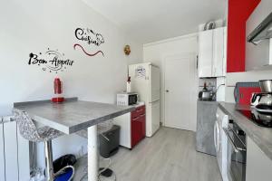 Bright and quiet apartment near the sea