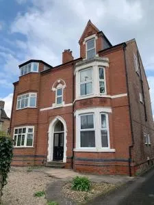 G-Floor Flat with 2 beds, 2 bathrooms, sleeps 4-6 - West Bridgford