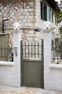 Queens stone legend, royal living by Acropolis