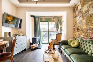 Queens stone legend, royal living by Acropolis