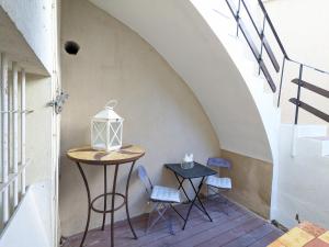 Appartements STUDIO CLIMATISE avec MEZZANINE au calme avec terrasse et parking idealement situe pour tout faire a pied ! : photos des chambres