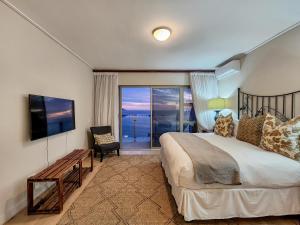 180 degree sea and mountain views from a luxury apartment!