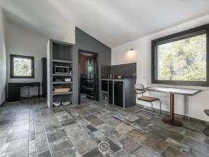 Spectacular Seaview Escape img15