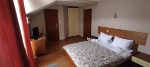 Triple Room with Balcony room in Restoran Filipovic