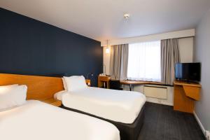 Standard Twin Room with Free Hot Breakfast room in Holiday Inn Express Newcastle Metro Centre an IHG Hotel