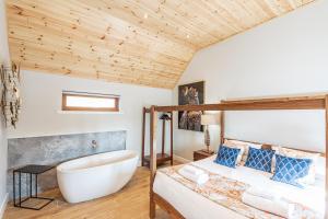 Kestrel Lodge 2 with Hot Tub