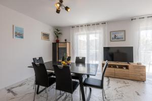 Seaside Sanctuary - Modern 3 Bedroom and 3 Bathroom Apartment 60m from Beach
