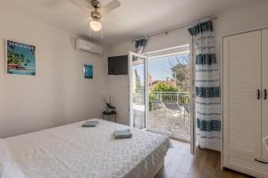 Seaside Sanctuary - Modern 3 Bedroom and 3 Bathroom Apartment 60m from Beach 
