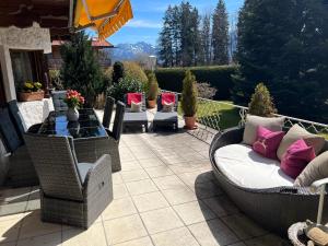 Alpen Suite Tegernsee - große Sonnenterasse und idyllischer Garten