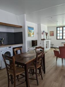 Maisons de vacances Au chalet d'Illiers Combray, grand jardin arbore : photos des chambres