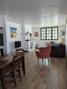 Maisons de vacances Au chalet d'Illiers Combray, grand jardin arbore : photos des chambres