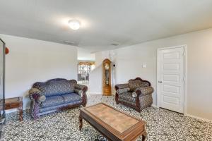 Texas Retreat with Patio Near Kayaking and Golfing!